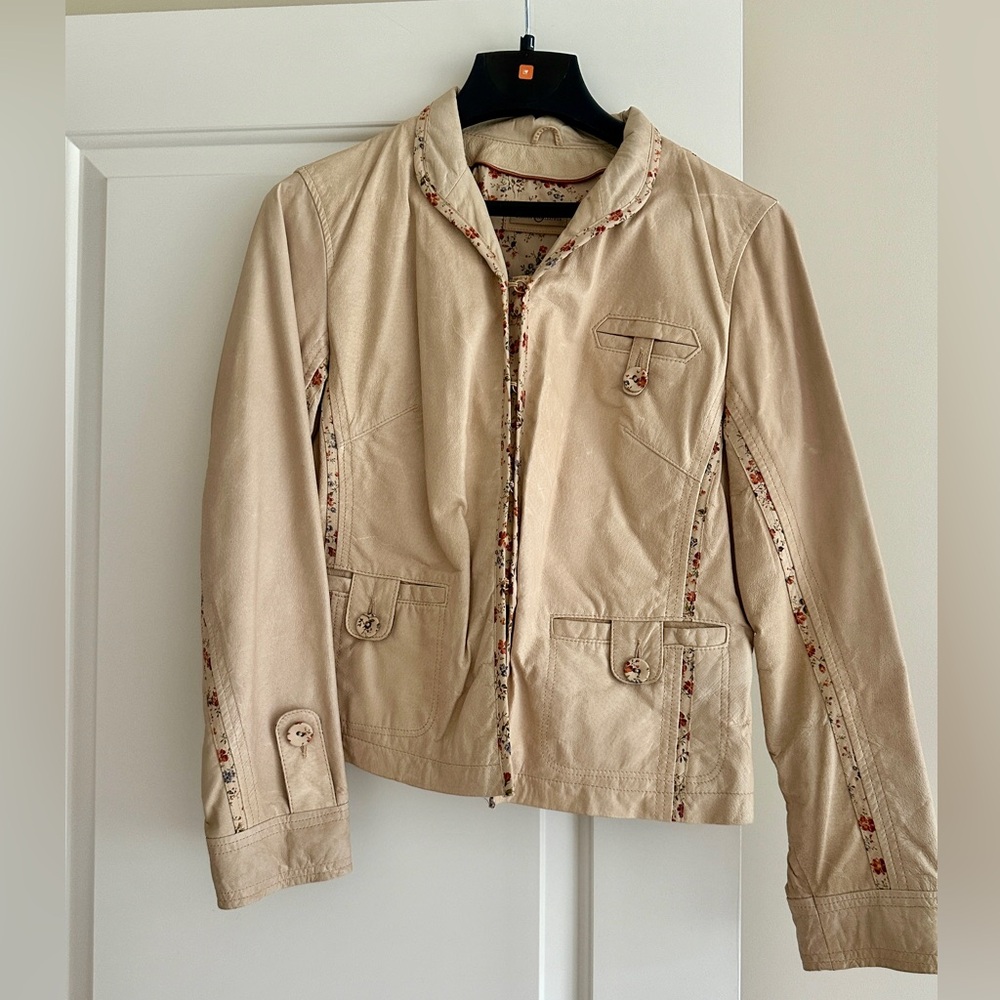 Beautiful Wilson’s vintage leather jacket with cotton floral lining. EUC